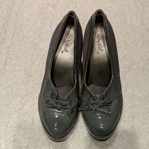 Grey closed toe pump